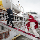 Kongeparet går om bord i Kongeskipet. Det er på tide å starte reisen mot Bodø. Foto: Lise Åserud, NT scanpix